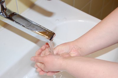 Hände, die gerade gewaschen werden